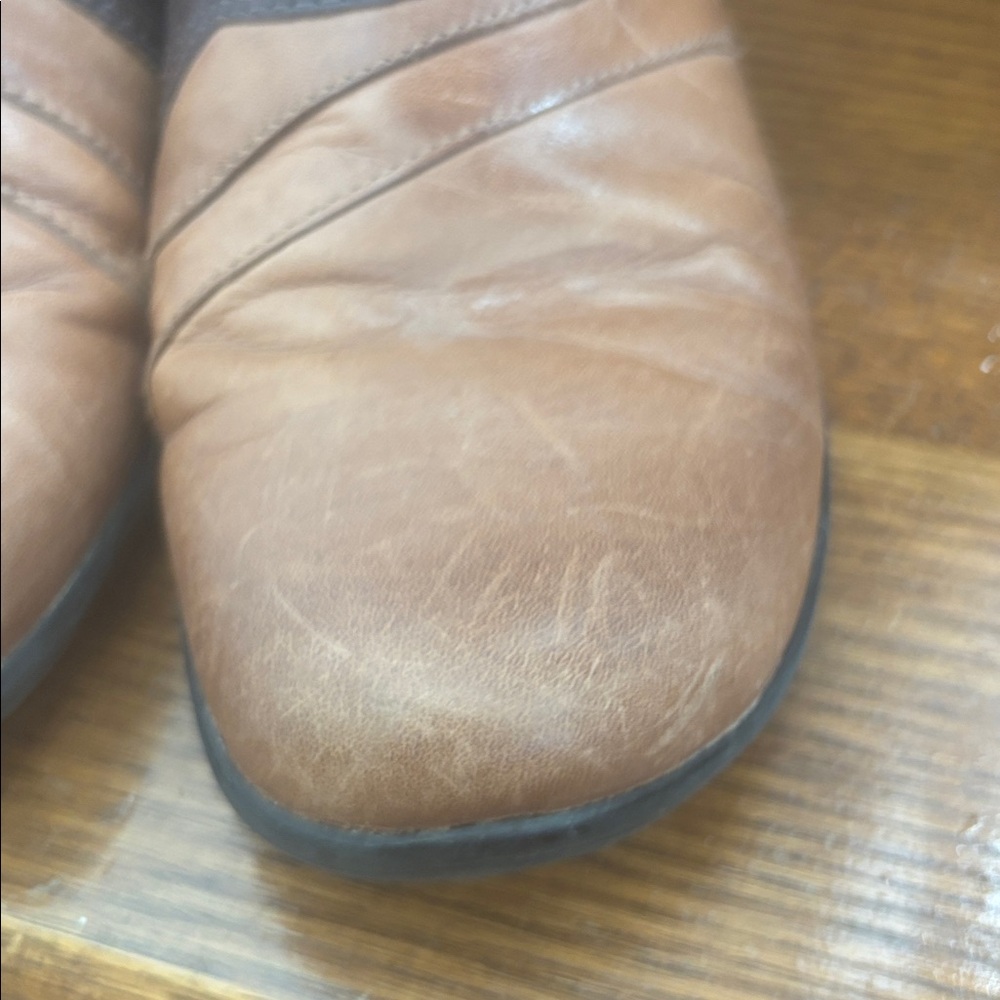 Clarks Soft leather, 2 inch clogs : super comfortable, condition used - Picture 5 of 8